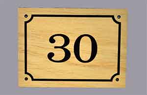 Ξύλινη πινακίδα αρίθμησης πόρτας δωματίου (συνδιάζεται με ξύλινο μπρελόκ)